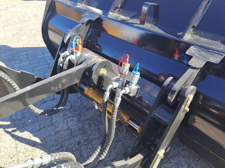 Reinforced hydraulic quick hitch for fast attachment changes