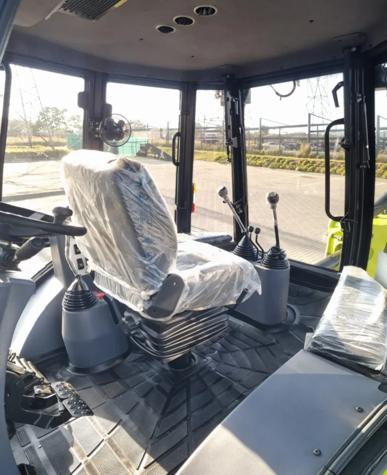 Air-conditioned ROPS & FOPS cab with quick hitch for comfort and control