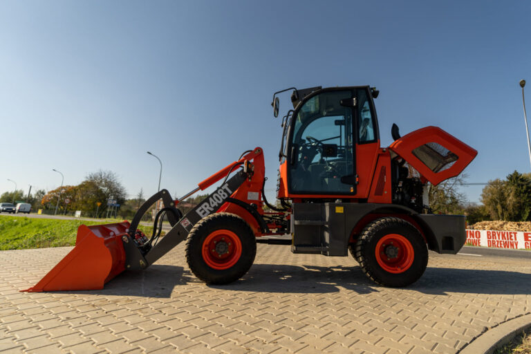 Reinforced hydraulic quick hitch and upgraded controls for fast operation