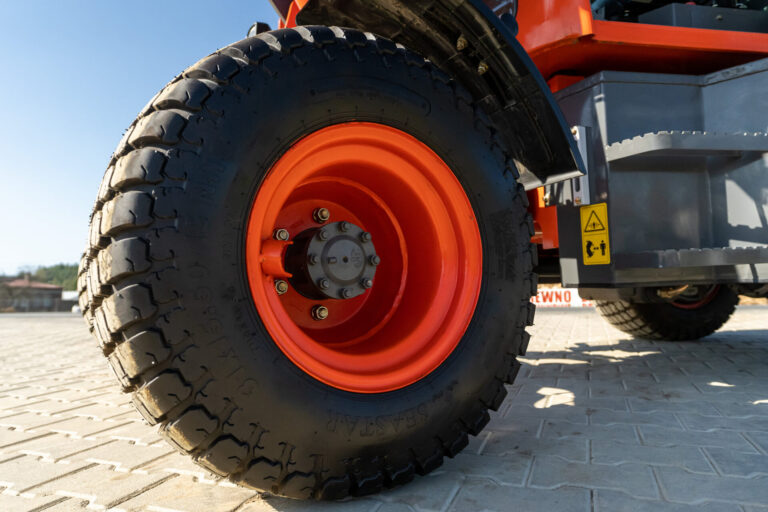 Floating oscillating articulation for terrain adaptability and frame longevity