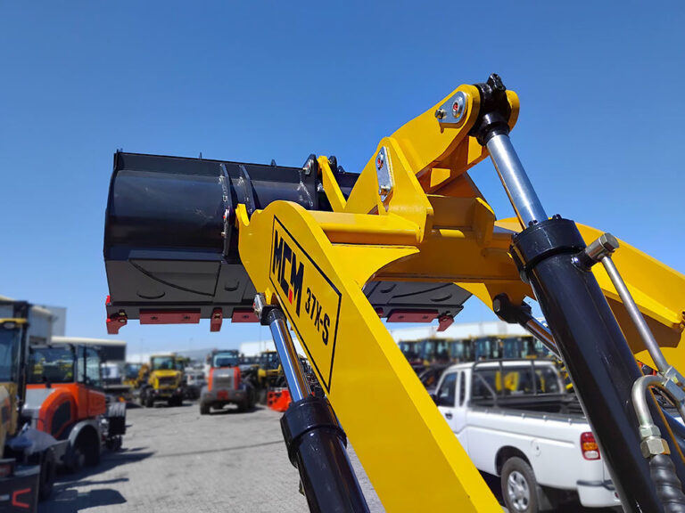 1,500kg payload with 0.8m³ bucket for fast, heavy material handling