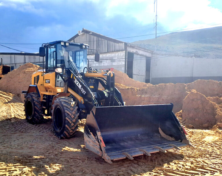 100hp Cummins engine with 2,500kg lifting power