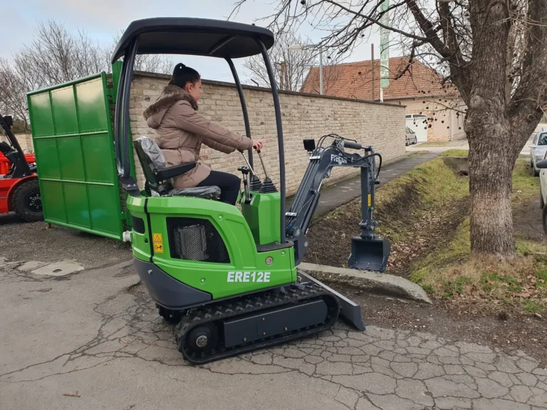 120° Boom Deflection for Superior Maneuverability