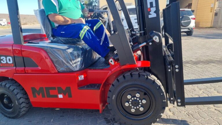 Customizable Fork Lengths and Hydraulic Attachment Support