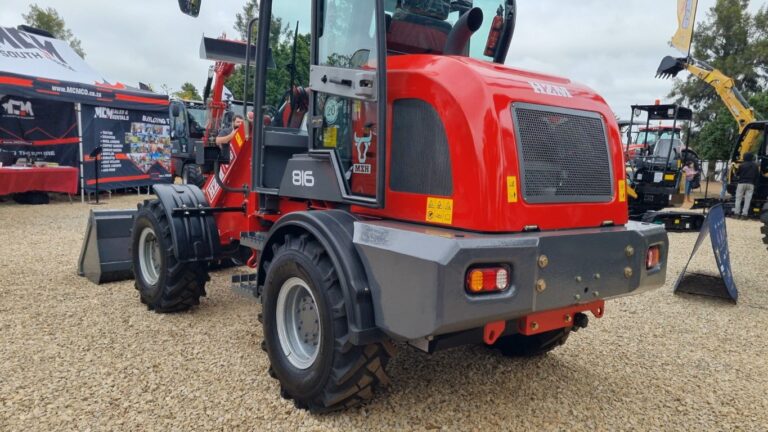 0.8m³ bucket and 2.35m lifting height for efficient material handling