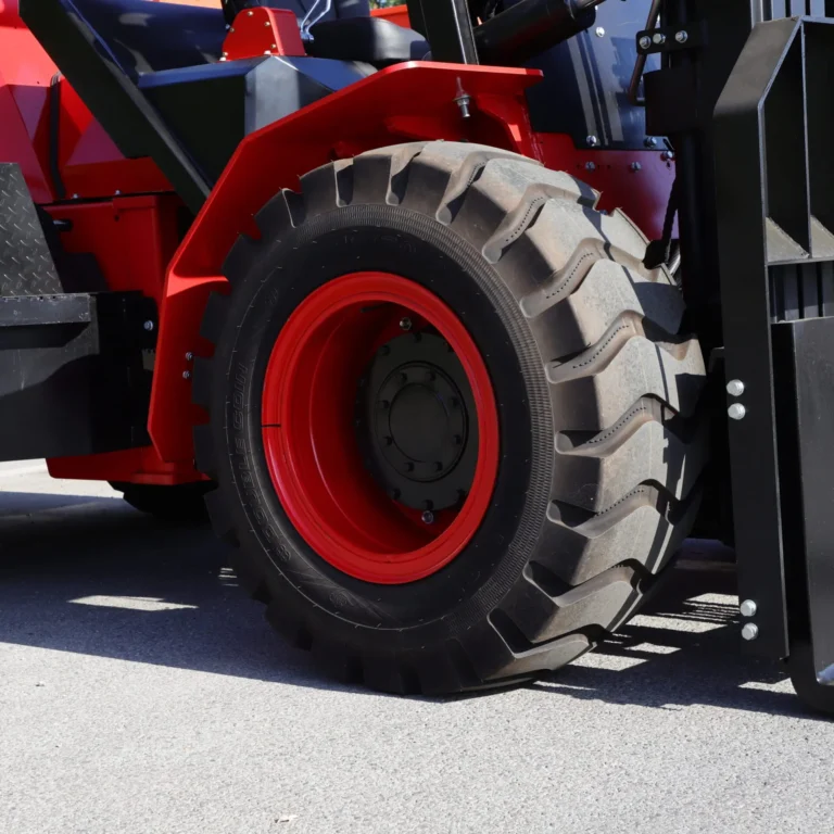 4WD, Central Articulation, and All-Terrain Transmission for Smooth Operation