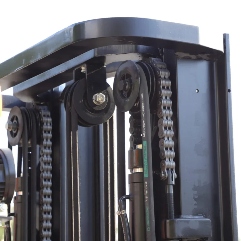 Three-Stage Mast with Customizable Fork Lengths and Tire Options